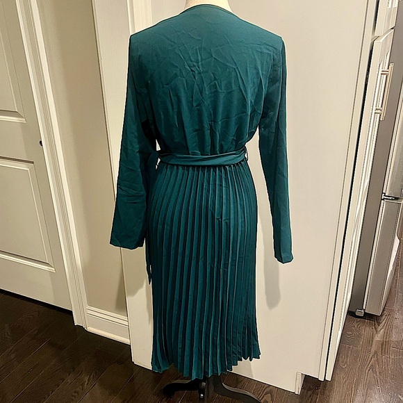 Pretty Little Thing Emerald Green Long Sleeve Pleated Midi Dress - Picture 4 of 16